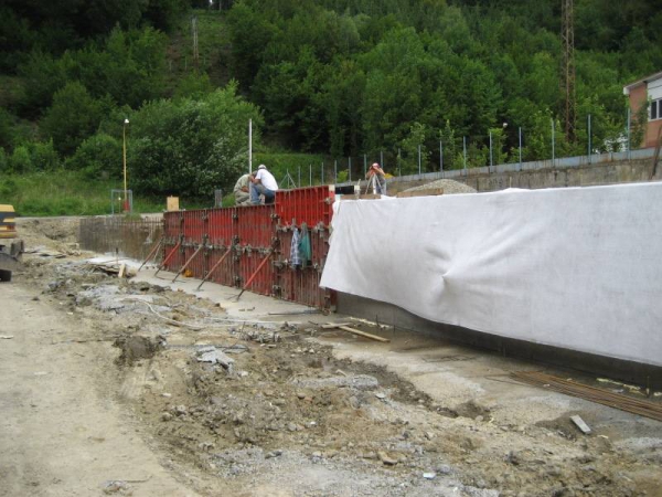 TM Stav, spol. s r.o. - Opěrná zeď u objektu M1 - Vsetín, Jasenice