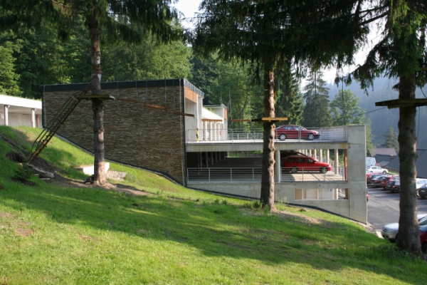 Parkovací dům u hotelu Horal Velké Karlovice