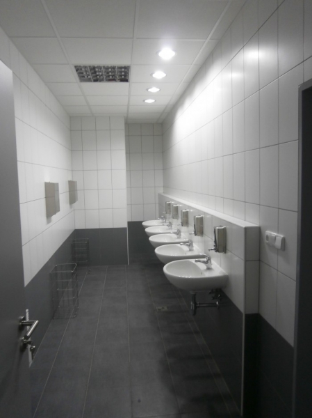 Hygienické zařízení v hale M4 firmy WOCO STV spol. s r.o.
