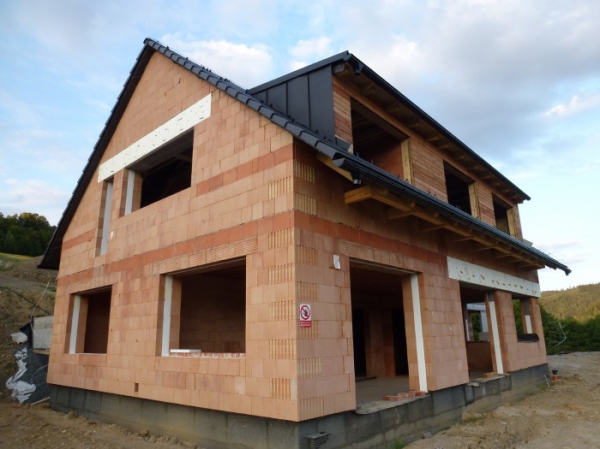 Hrubá stavba rodinného domu ve Vsetíně Jasenicích