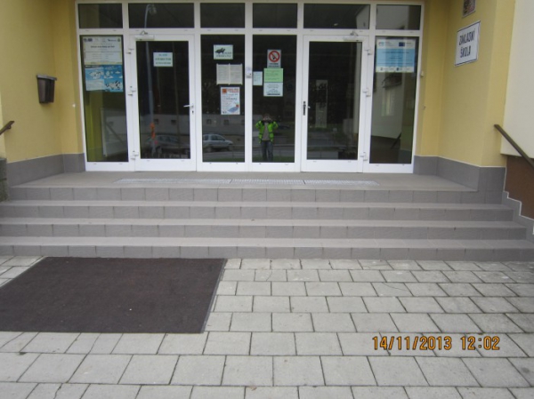 Oprava hlavního vchodu ZŠ Luh ve Vsetíně