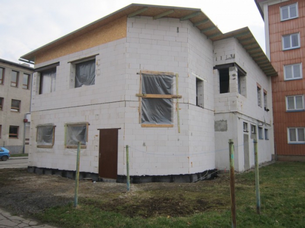 TM Stav, spol. s r.o. - Přístavba a nástavba domu v ulici Turkmenská, Vsetín