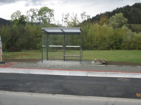 Bezbariérový chodník, opěrná zídka a autobusová zastávka v městysi Nový Hrozenkov - Čubov