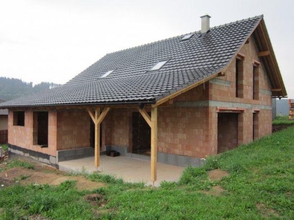 Hrubá stavba rodinného domu v obci Mikulůvka