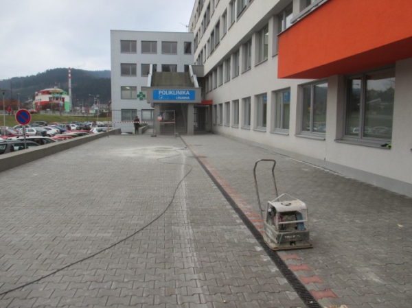 Oprava dlážděné plochy před poliklinikou ve Vsetíně