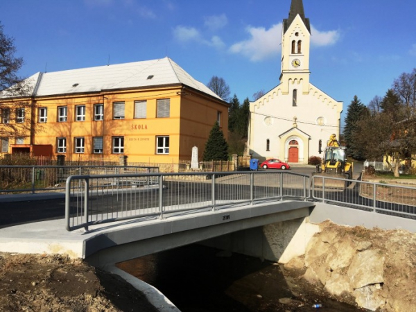 Obnova poničeného mostu 