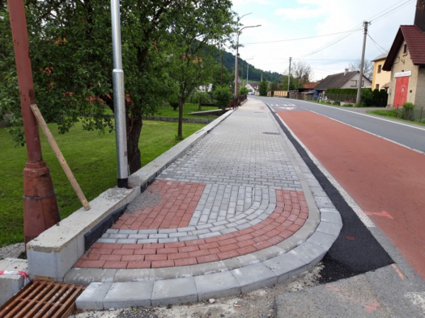 Stavební úpravy chodníků podél silnice I/57 v obci Leskovec