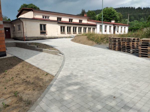 Oprava parkoviště a ZP v obci Velké Karlovice
