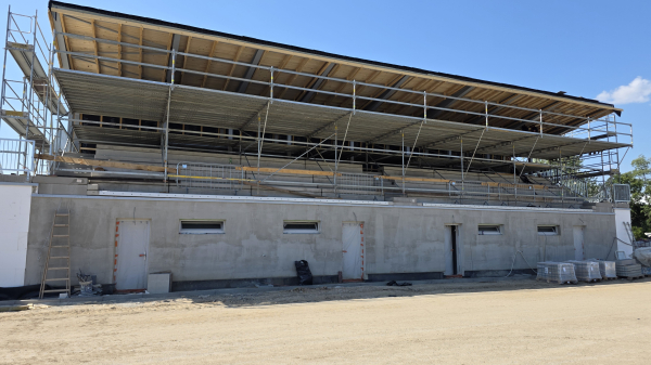 Tribuna a šatny pro fotbalové hřiště v Jablůnce